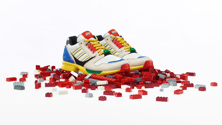 adidas Originals in einem gemeinsamen Projekt mit Spielzeughersteller Lego (Video)