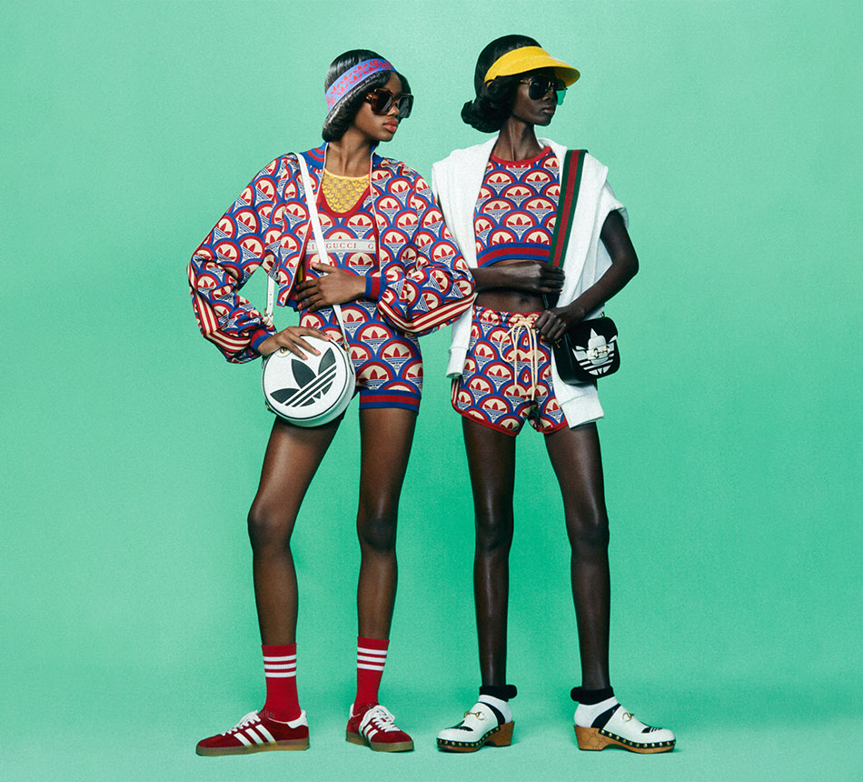 Zwei Frauen tragen adidas x Gucci Outfits (Foto)