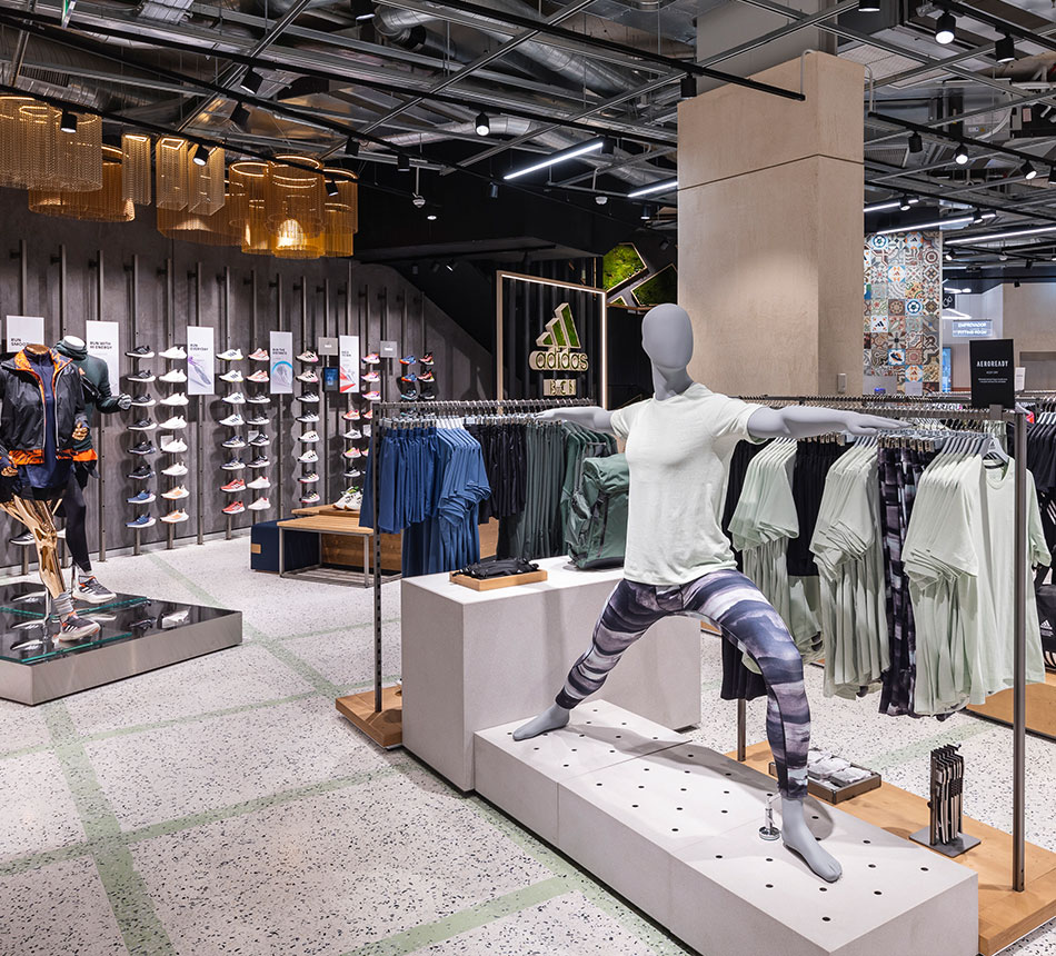 An adidas store from the inside, a display dummy doing yoga (Photo)