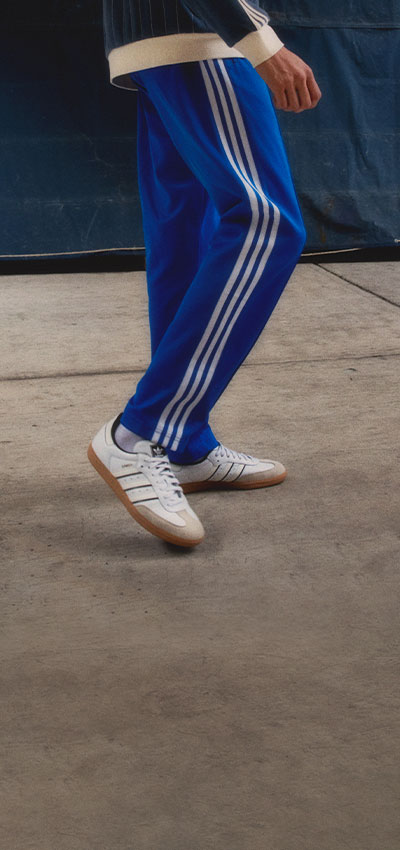 Eine blaue adidas Jacke mit originals Logo und drei Streifen (Foto)