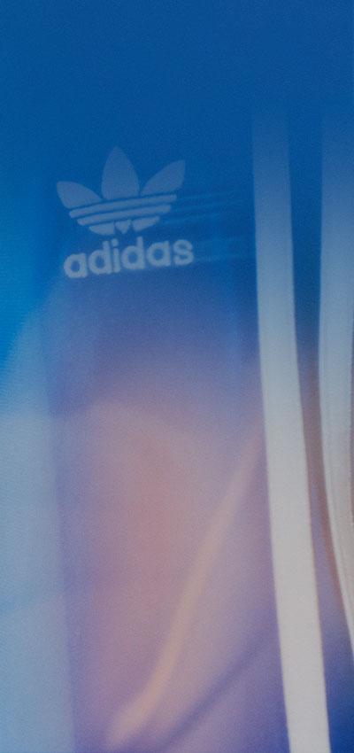 Eine Frau in adidas Sport BH (Foto)