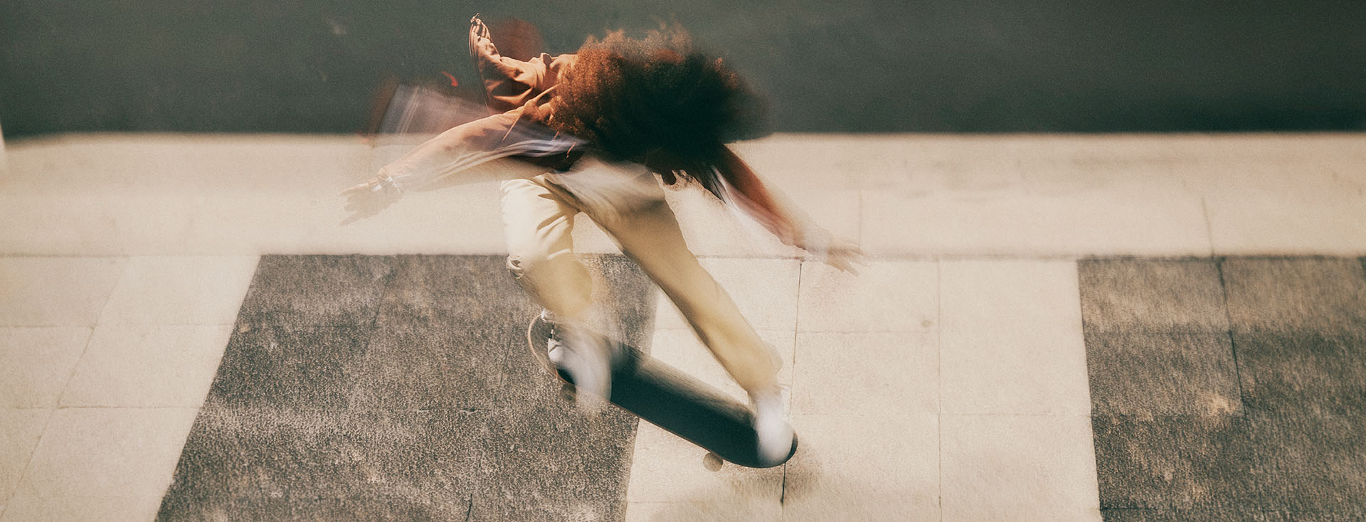 Eine Skateboarderin bei Bewegungsunschärfe (Foto)