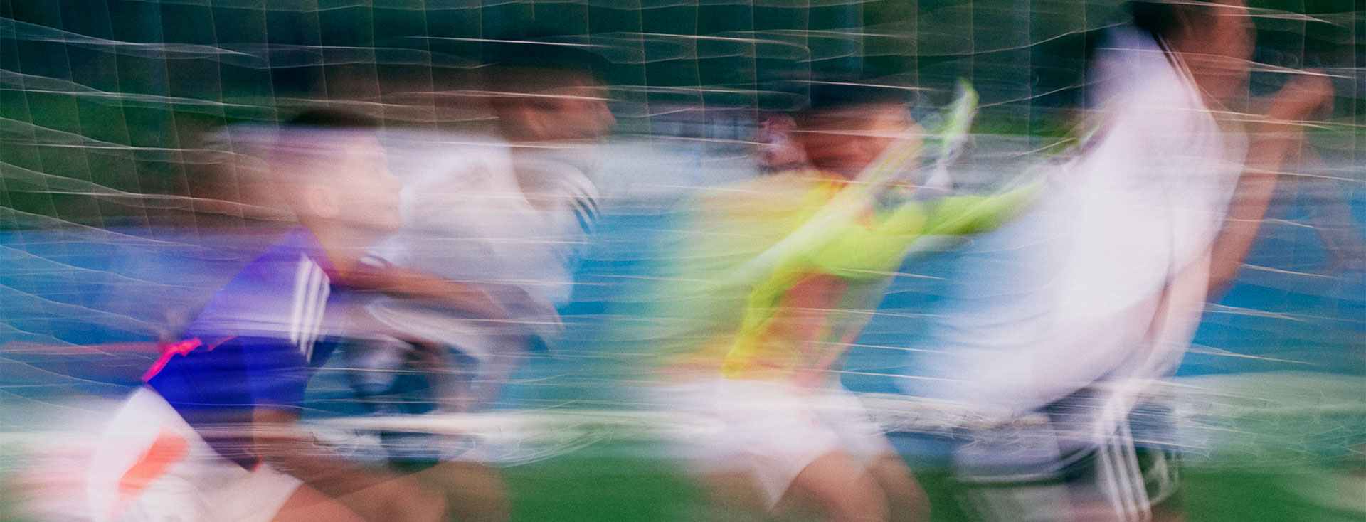 Jungen beim Fußballspielen vor einem Tor (Foto)