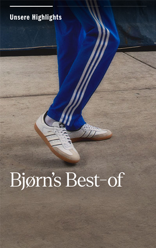 Eine Person, die eine blaue adidas Jogginghose mit drei Streifen trägt (Foto)