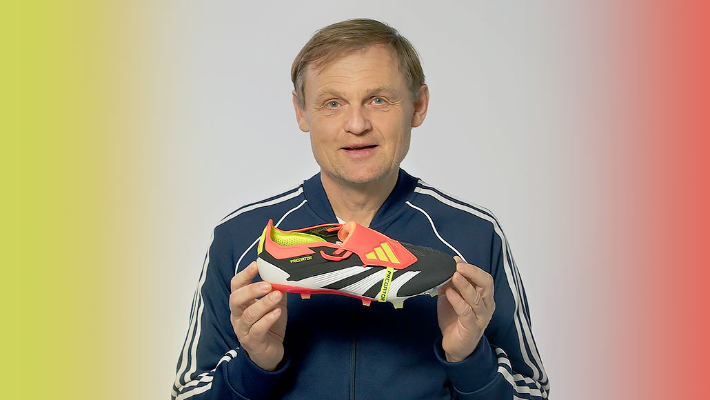 Bjørn Gulden, CEO mit einem Predator Schuh in der Hand (Foto)