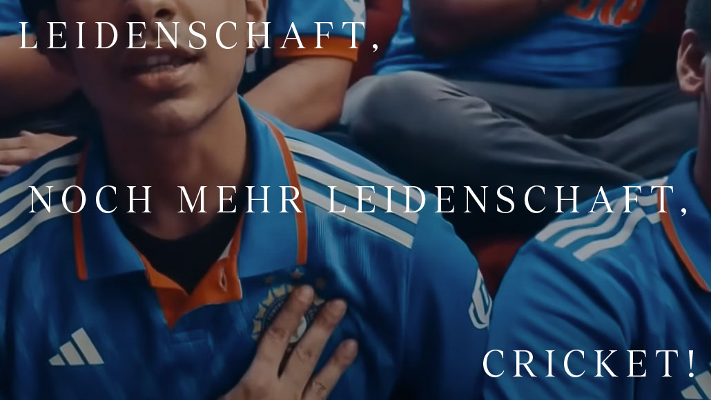 Männer in blauen adidas Trikots (Foto)