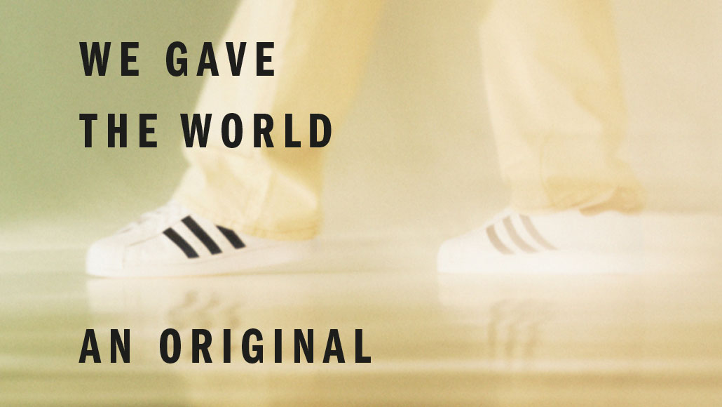 Verschwommene schwarz-weiße Originals-Schuhe vor einem beigen Hintergrund (Foto)