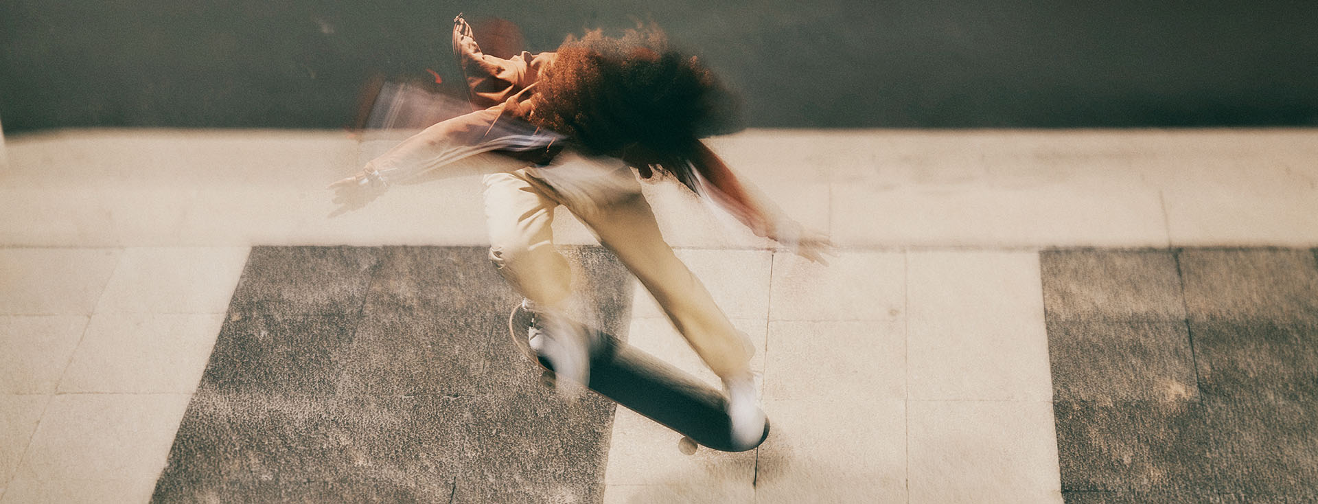 A female skateboarder in a motion blur (Photo)