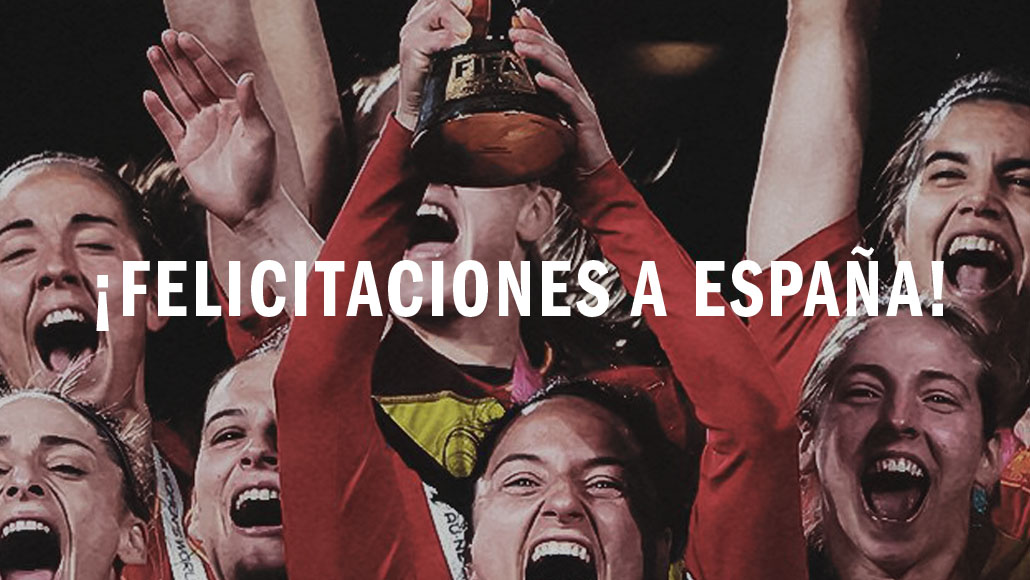 The female Spanish football team is cheering because they won. The hold the trophy. (Photo)