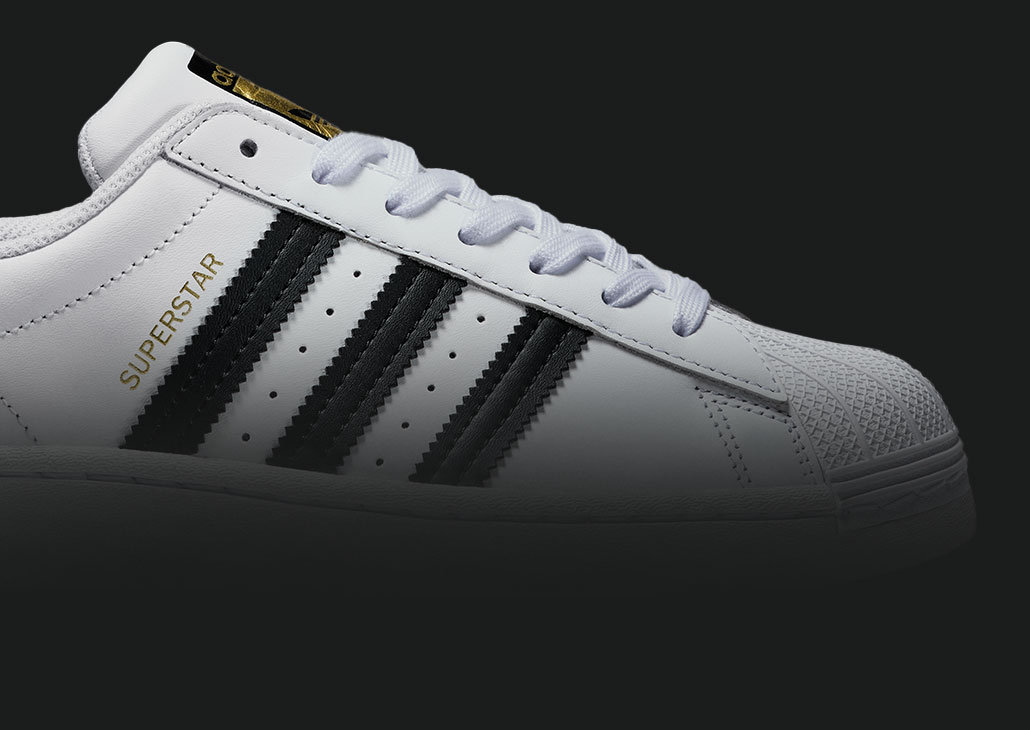 An adidas Superstar shoe in black and white (Photo)