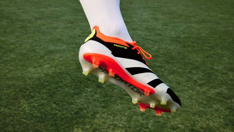 A Predator football shoe (Photo)