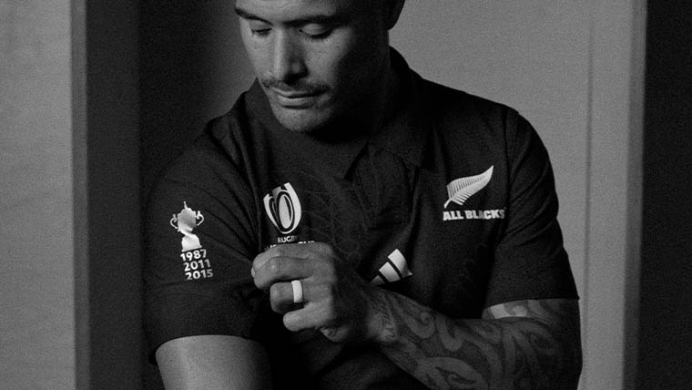 Black and white picture of a member of the All blacks (Photo)