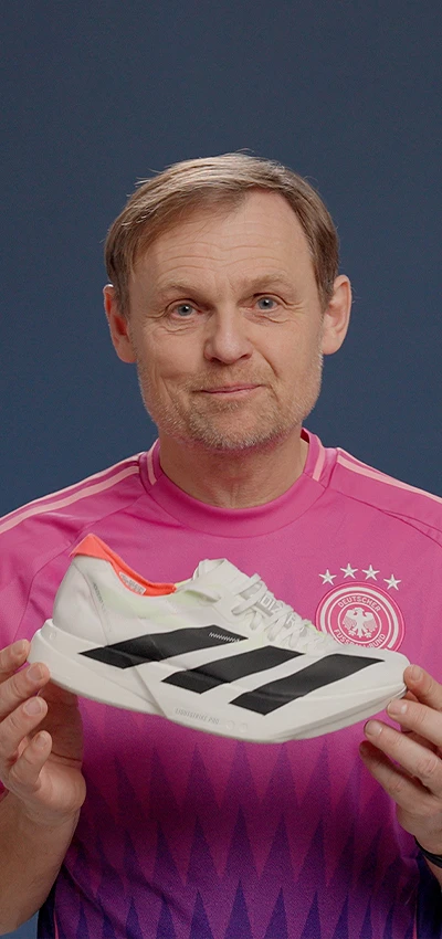 Bjørn Gulden, CEO (Foto), hält ein neues Modell eines Adidas-Trainingsschuhs in den Händen und posiert für ein Fotoshooting.