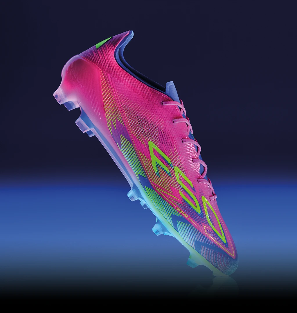 Bei dem Bild handelt es sich um eine Anzeige oder eine Werbegrafik für ein Paar pinker Adidas-Sportschuhe mit der sichtbaren Nummer „50“, die vermutlich auf die Modellnummer hinweist.