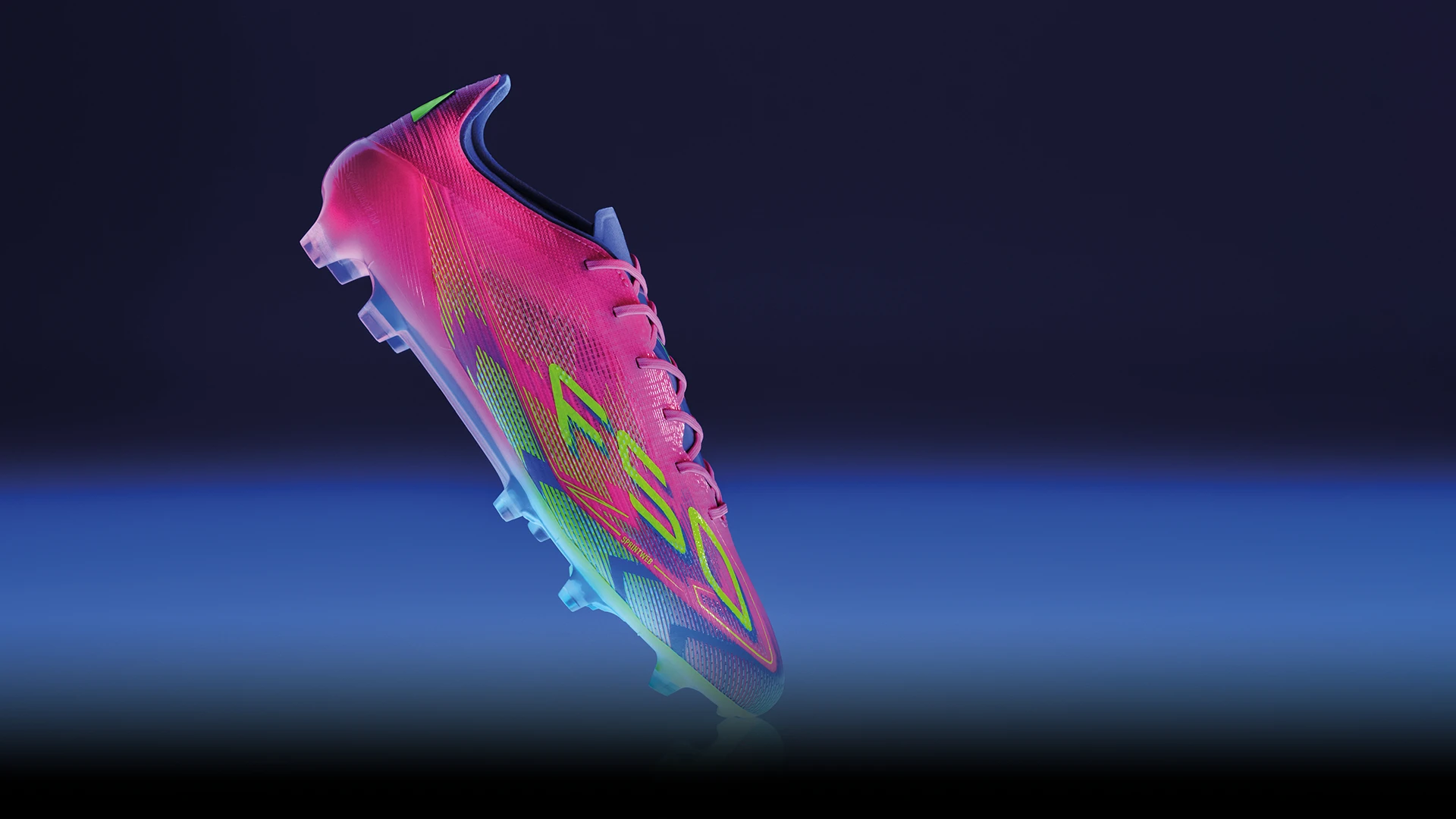 Bei dem Bild handelt es sich um eine Anzeige oder eine Werbegrafik für ein Paar pinker Adidas-Sportschuhe mit der sichtbaren Nummer „50“, die vermutlich auf die Modellnummer hinweist.