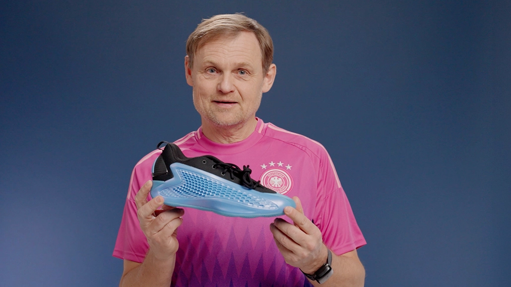 Bjørn Gulden, CEO (Foto), hält ein neues Modell eines Adidas-Trainingsschuhs in den Händen und posiert für ein Fotoshooting.