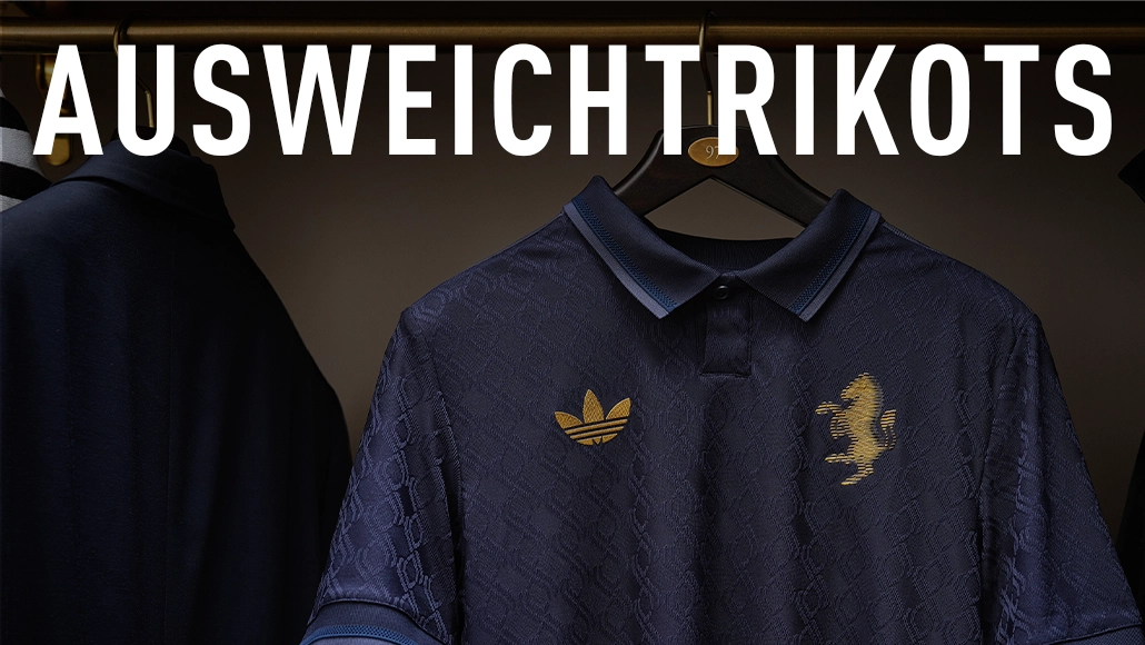 Das Bild zeigt eine Auswahl an Sporttrikots, genauer gesagt von „Third Jerseys“. Die Trikots sind dunkelblau mit einem Adidas-Logo auf der linken Seite und einem kleinen Pferdeemblem auf der rechten Seite.