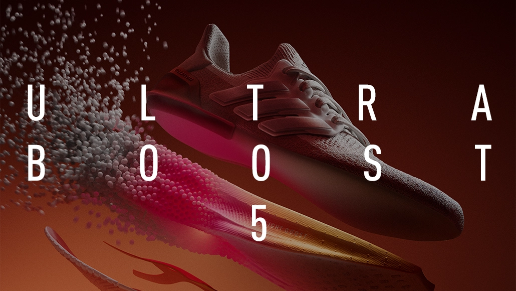 Dieses Bild zeigt ein Paar High-Top-Sneaker mit dem Text „ULTRABOOST 5“, der in fetten Buchstaben quer über das Bild geschrieben ist.