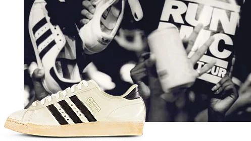 Das Bild zeigt einen Vintage Adidas Sneaker in weiß mit schwarzen Streifen.