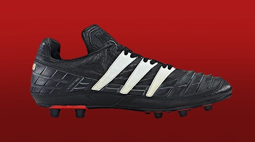 Das Bild zeigt ein Paar schwarze Fußballschuhe.