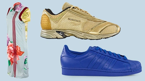 Dieses Bild zeigt eine Kollektion von Turnschuhen und ein Sportoutfit vor einem blauen Hintergrund.