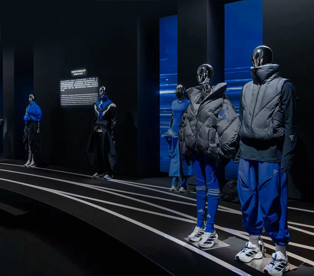 Ausstellung mit adidas Outfits auf Schaufensterpuppen. (Foto)