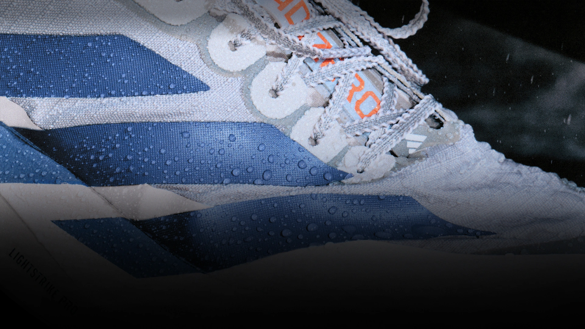 Nahaufnahme eines nassen adidas Laufschuhs. (Foto)