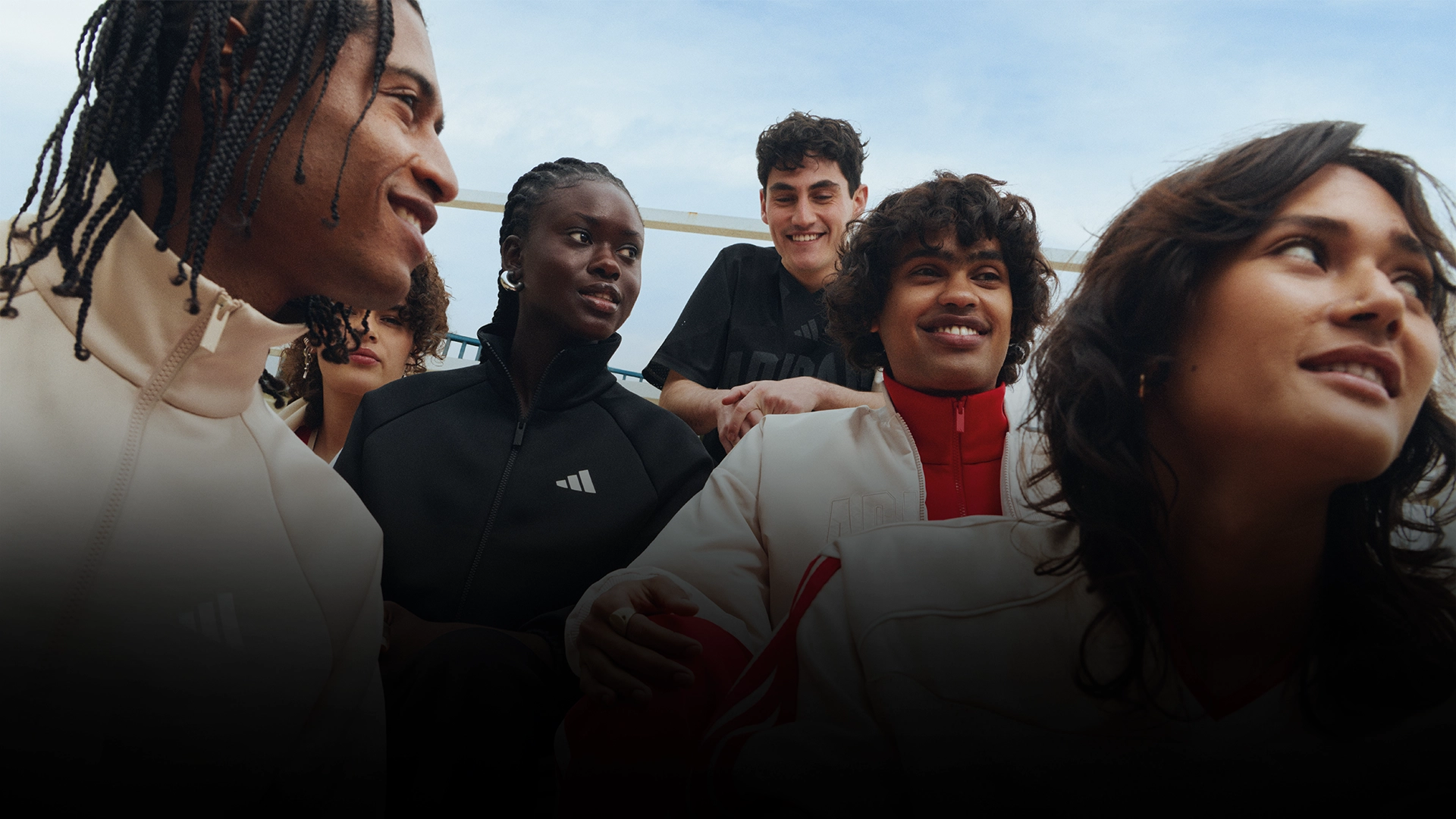 Gruppe junger Menschen in adidas Outfits im Freien. (Foto)