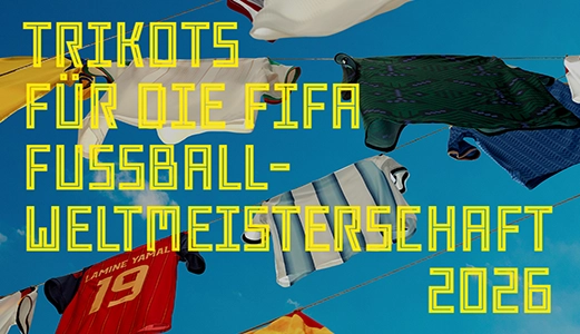 Fußballtrikots vor blauem Himmel mit Schriftzug „FIFA World Cup 2026 Jerseys“. (Foto)