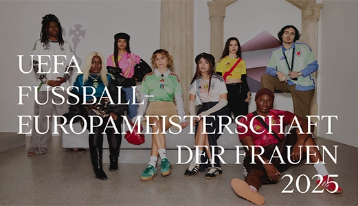 Gruppe von jungen Menschen in adidas Outfits mit Schriftzug „UEFA Women’s Euro 2025“. (Foto)