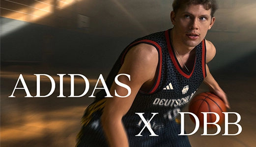 Basketballspieler im Deutschland-Trikot mit Schriftzug „adidas x DBB“. (Foto)