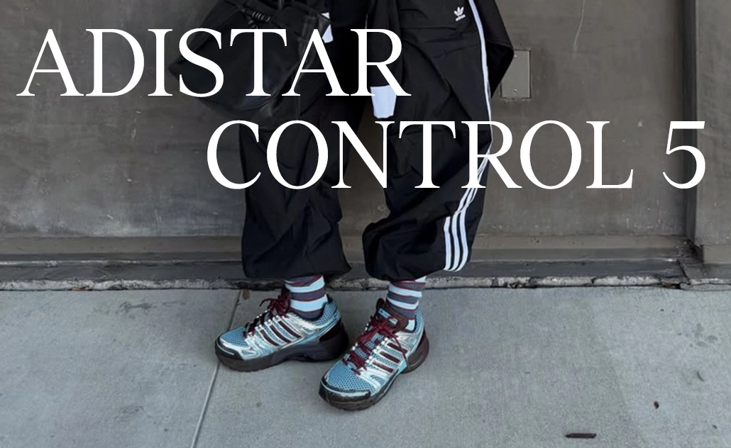 Person trägt adidas Sneaker im urbanen Umfeld, mit Schriftzug „Adistar Control 5“. (Foto)
