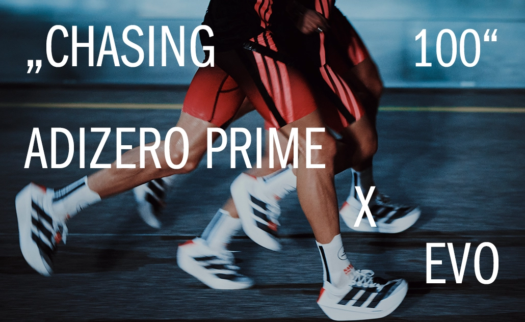 Zwei laufende Personen auf einer Bahn, Fokus auf Beinen und weißen Laufschuhen mit drei Streifen; eingeblendeter Text „Chasing 100 – Adizero Prime X Evo“. (Foto)