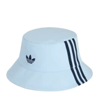 Hellblauer adidas Bucket Hat mit Trefoil-Logo und Streifen. (Foto)