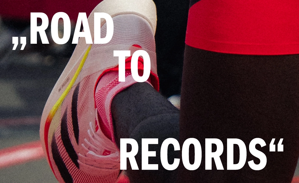 Nahaufnahme des Beins einer Person mit pinkfarbenem Laufschuh mit drei Streifen; eingeblendeter Text „Road to Records“. (Foto)