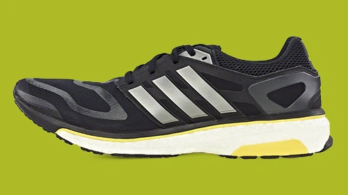 adidas Laufschuh vor grünem Hintergrund. (Foto)